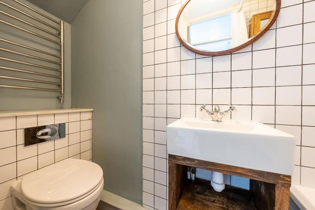 Lovely Self-Contained Basement Studio With Kitchen ロンドン エクステリア 写真
