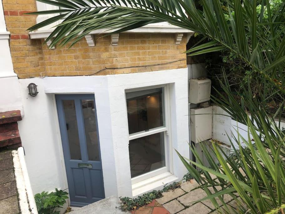 Lovely Self-Contained Basement Studio With Kitchen ロンドン エクステリア 写真