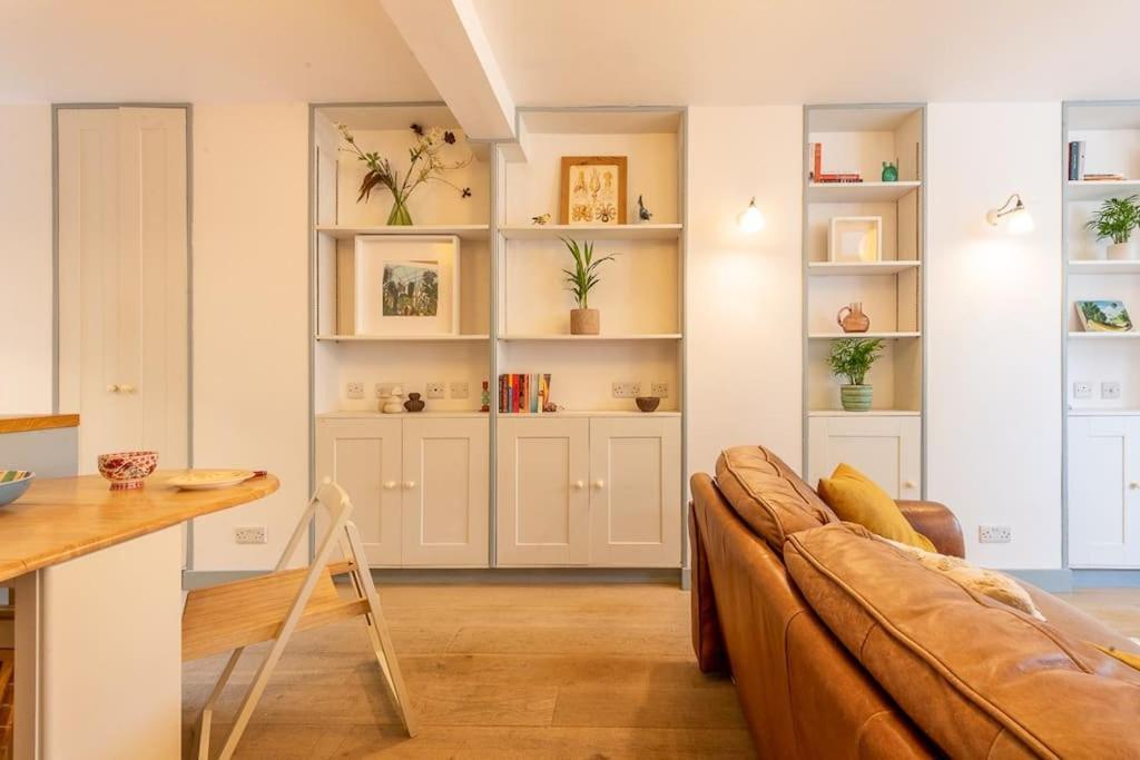 Lovely Self-Contained Basement Studio With Kitchen ロンドン エクステリア 写真